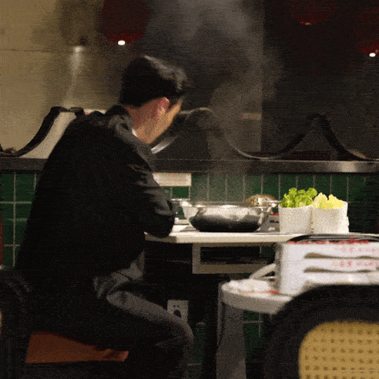 张艺兴的抽象程度张艺兴纯手搓手艺人被队员狂揍还自带笑点，一本正经搞笑的模样太魔性