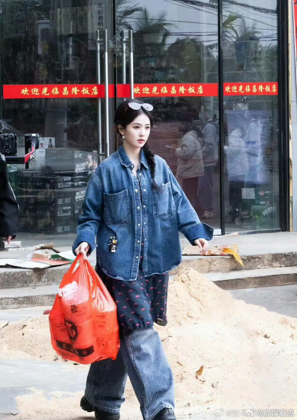 白鹿真的不能当我小姨吗亲爱的客栈 谁看了不羡慕！被白鹿抱着的小宝宝也太幸福，温柔