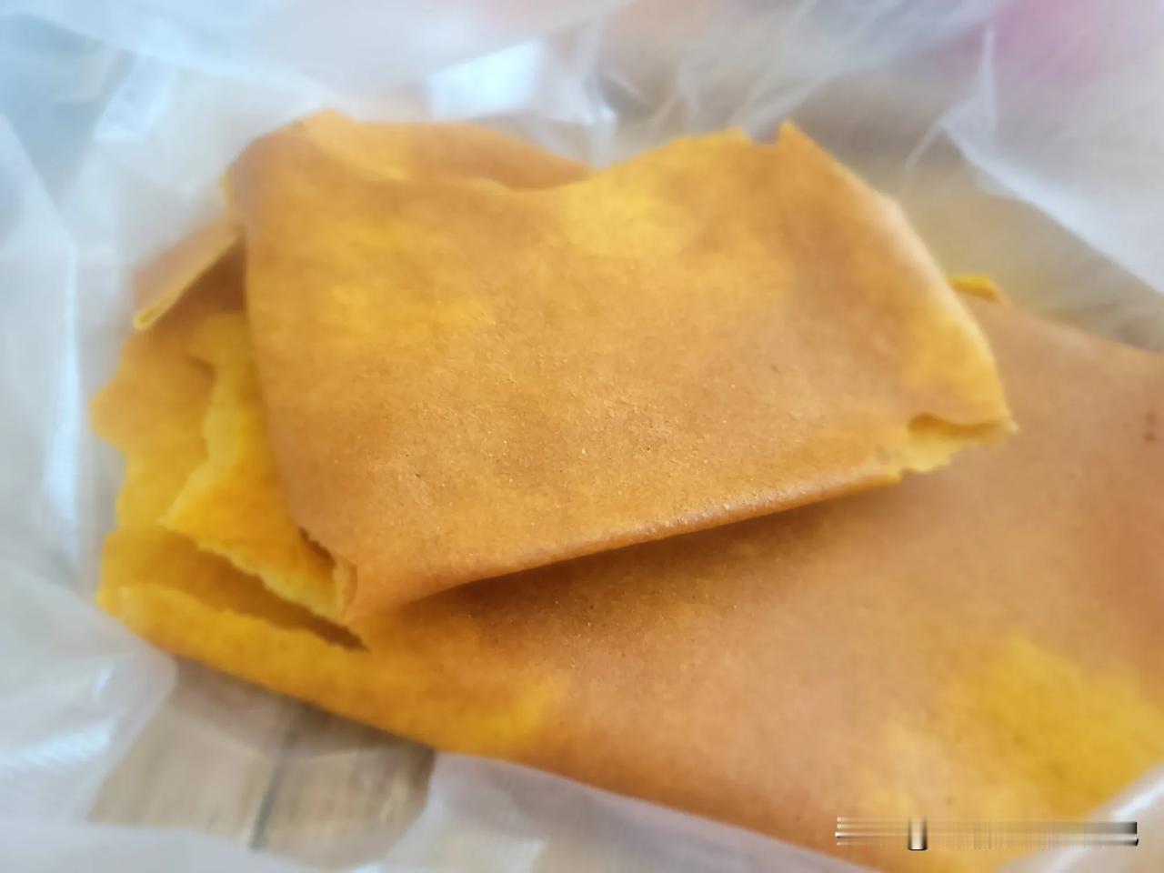老家早市上的玉米面加小米面两掺煎饼，一种是甜脆，一种是酸软，都很好吃。甜脆的当零