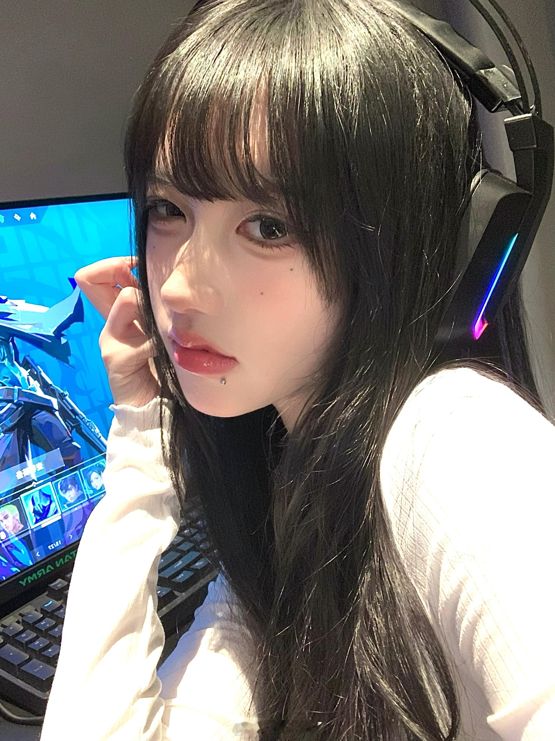 Omen小猫的背后是 ​​​
