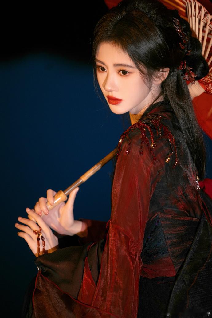 #鞠婧祎撑伞独行##鞠婧祎红色妖姬具象化#红衣佳人，伞下独行，鞠婧祎的每一个动作