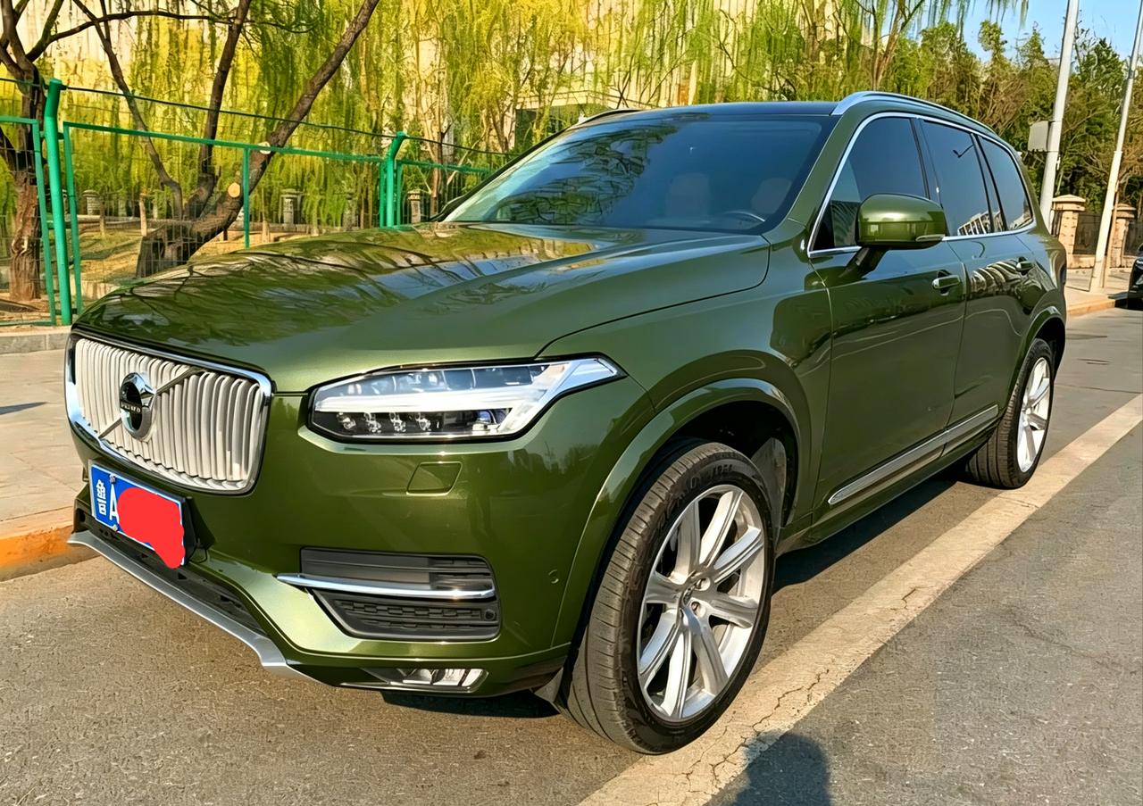 这是沃尔沃XC90的至尊军绿色。这台车很特别。特别的地方就是作为一台沃尔沃来说，