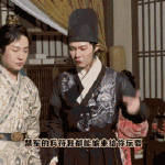 被细节戳到！镜头外的左凌峰用实际行动诠释真诚，默默付出的模样值得所有人尊重！ 