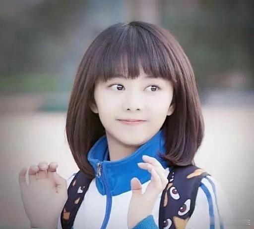 谭松韵重穿耿耿校服 十年光阴没带走耿耿的朝气，谭松韵再穿校服，仿佛时光倒流，又见