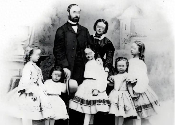 1873年，荷兰富商何仕文将渔女施娣和五个混血孩子扔在维多利亚港的码头，带着支票