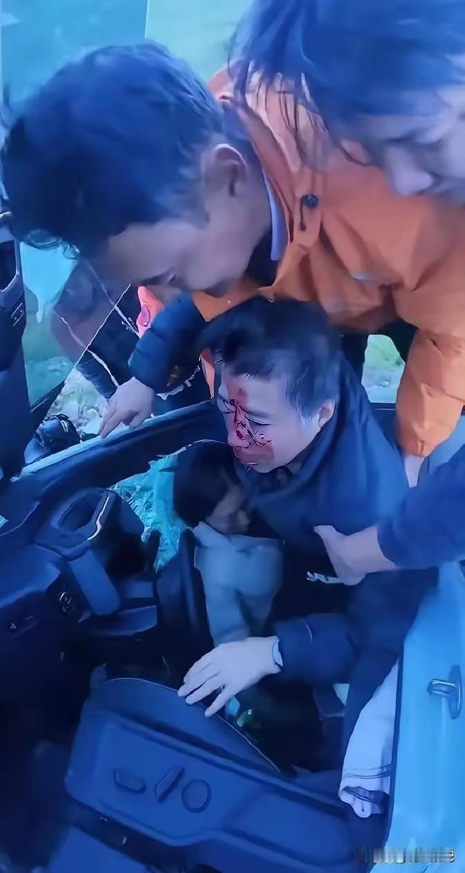 惊魂30分钟！西藏自驾男子刷牙时，亲眼目睹一辆越野车坠崖，接下来的举动让全网泪崩