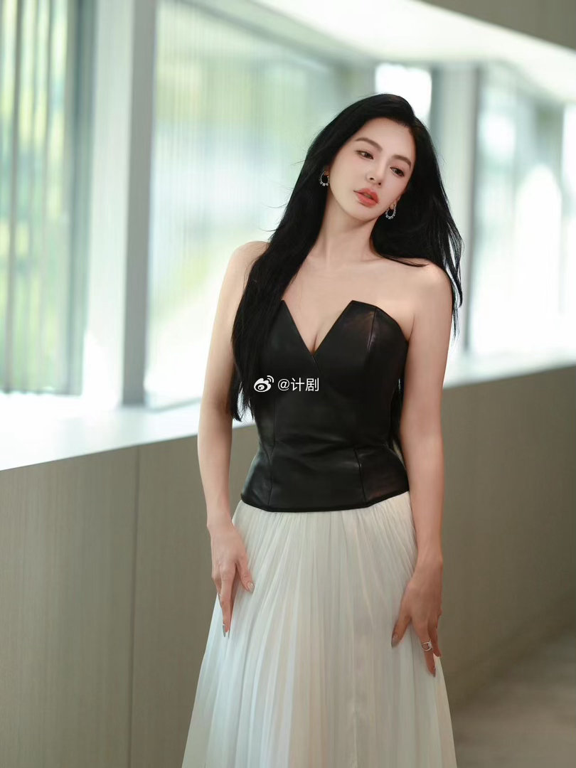 印象里张雨绮一直是那个敢爱敢恨、明艳张扬的星女郎，现在看依然如此。星爷电影来了她