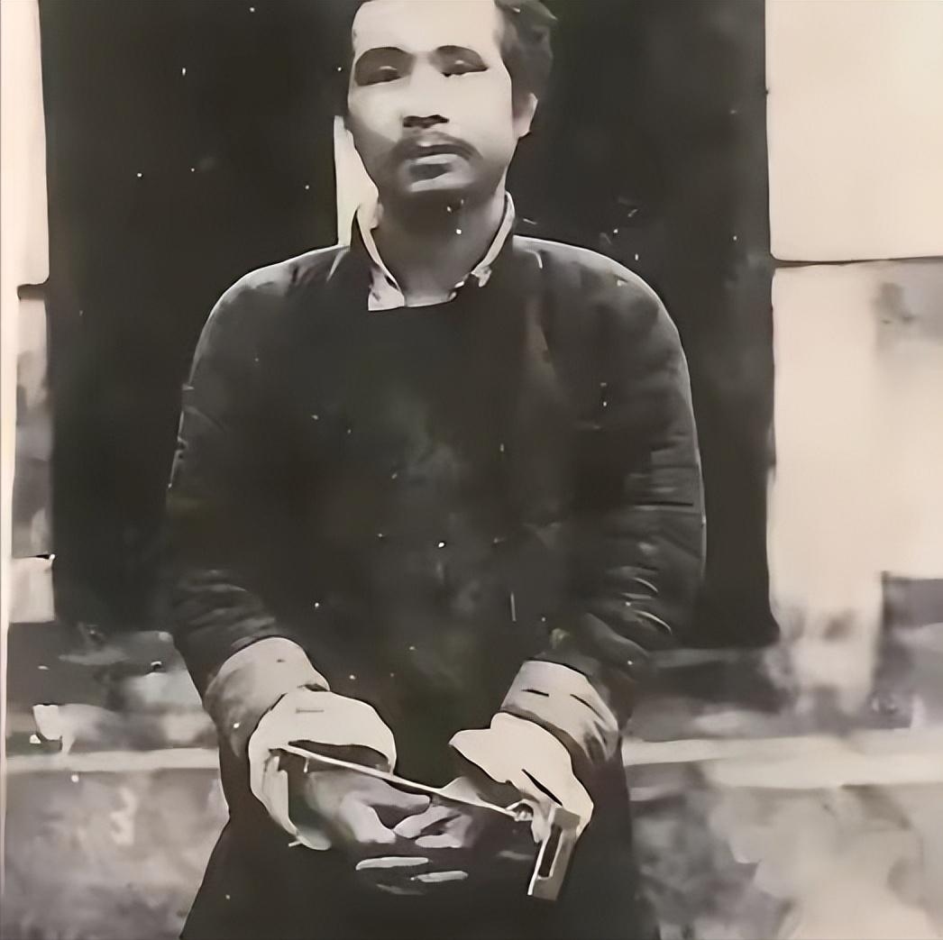 1935年，四川达州，这是一张看哭无数人的烈士遗照，镜头中的他被铐着双手，拍完这