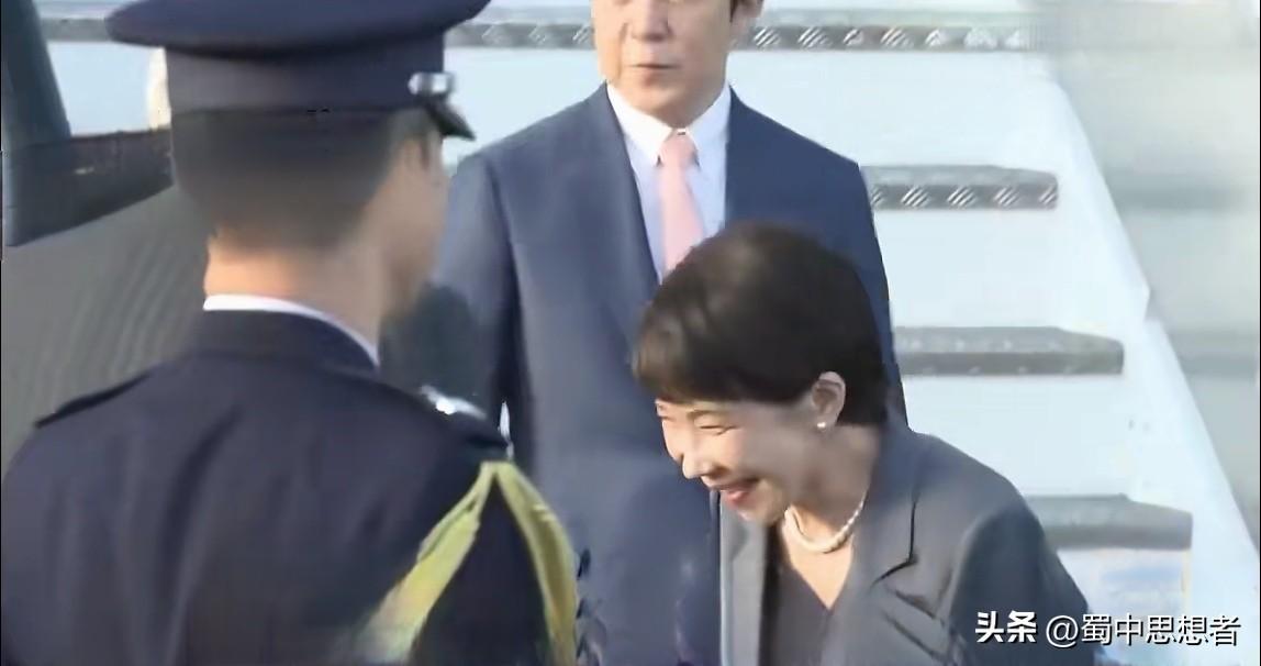 四川有句话叫鬼迷日眼。什么叫鬼迷日眼呢？大约就是日本女相在国际上的那个样子。