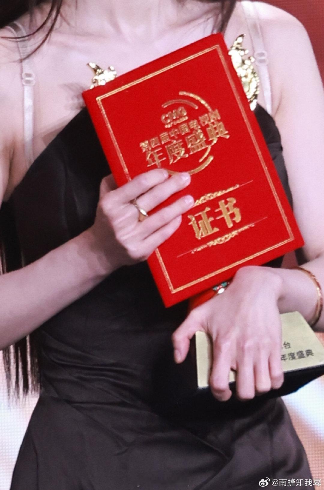 杨幂的奖杯更大了杨幂奖杯更大了杨幂奖杯更大了，总台视后实至名归呀 