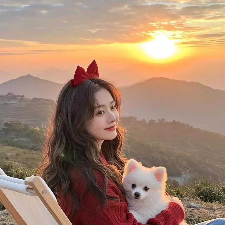 夕阳下，与爱犬共度温馨时光，享受美好时刻。带小狗拍照 萌宠狗自拍写真 带狗遛弯 