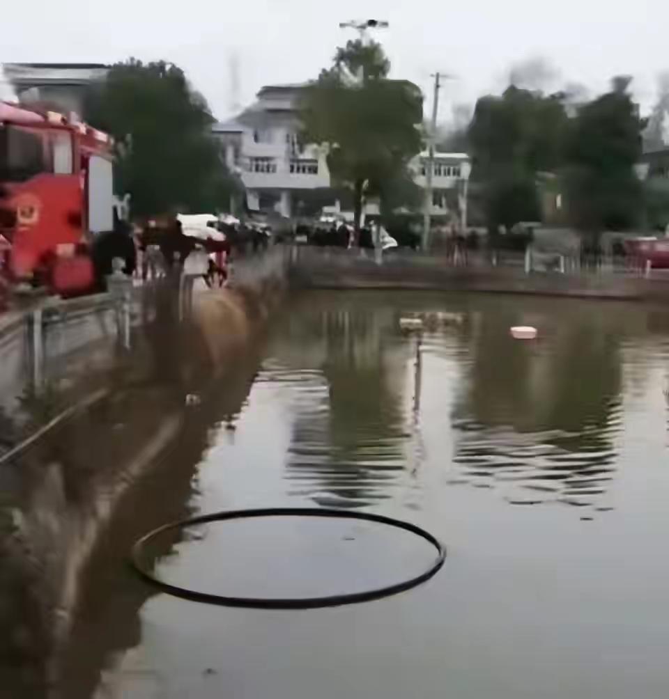 12月23日16时许，江西九江彭泽县定山镇响水村，一辆接送幼儿园孩子的车突然坠入