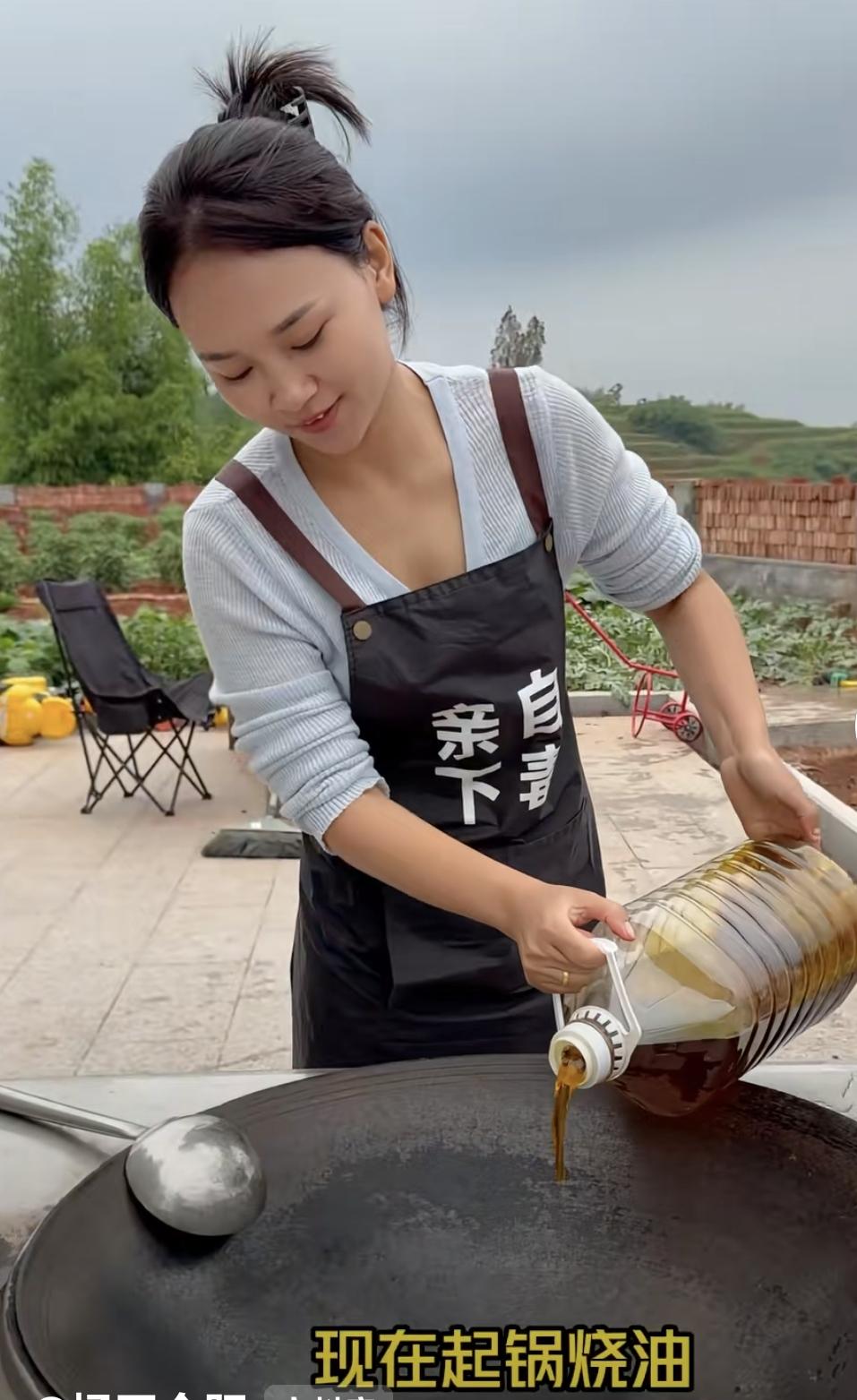网友说，“这是小妹儿的屋头不是你的屋头。”
哎，我说什么呢！[捂脸]都知道小妹儿