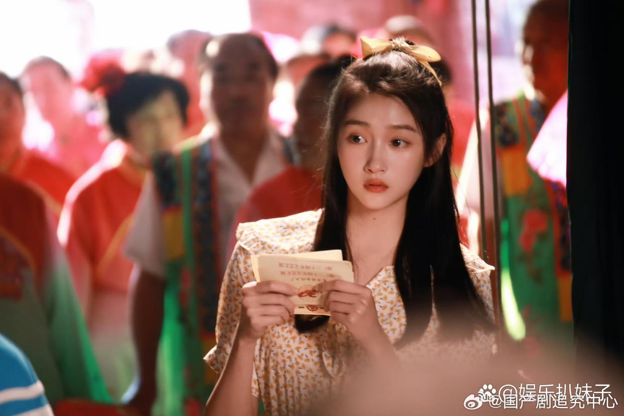 1.杨幂私下一直在看那位夜光剧本女星的笑话，从对方未婚生女到现在官宣单身，她都是