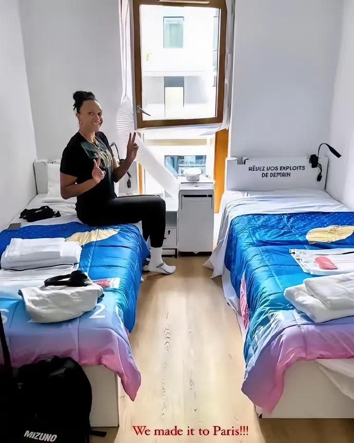 美国奥运女排队员入住巴黎奥运村开心拍照。
说实话，房间确实紧凑，两张床紧挨在一起