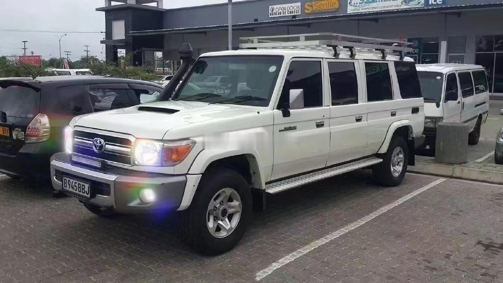 LC76也加长？？高顶敞篷加长的倒是经常能看到，主要是野生动物园的观光车，这种加