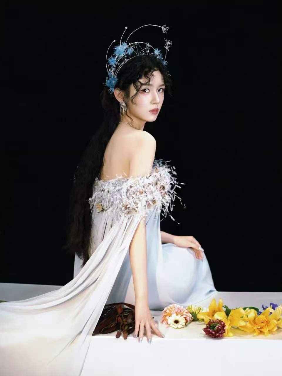 周也羽毛公主周也光影游曳大片周也羽毛公主，太美了吧，绝了 