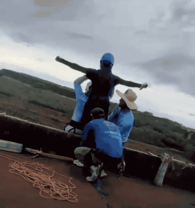 实拍：巴西21岁女孩玩极限运动，没绑安全绳被从40米高空抛下当场摔死！近日在巴西