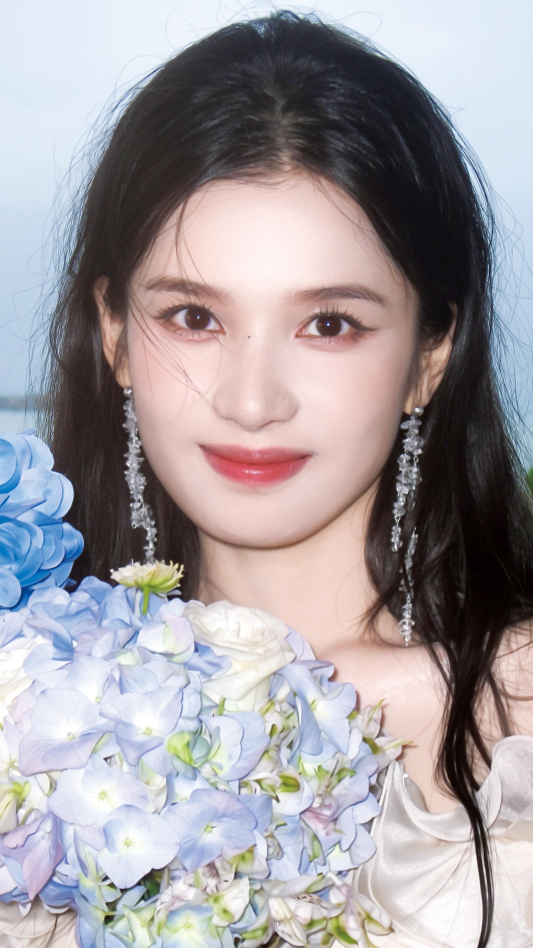 张婧仪 
