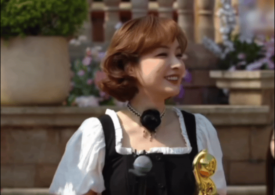 吴昕以后请都按这个标准来 吴昕真的越来越会穿了！这身复古造型既经典又时尚，完美衬