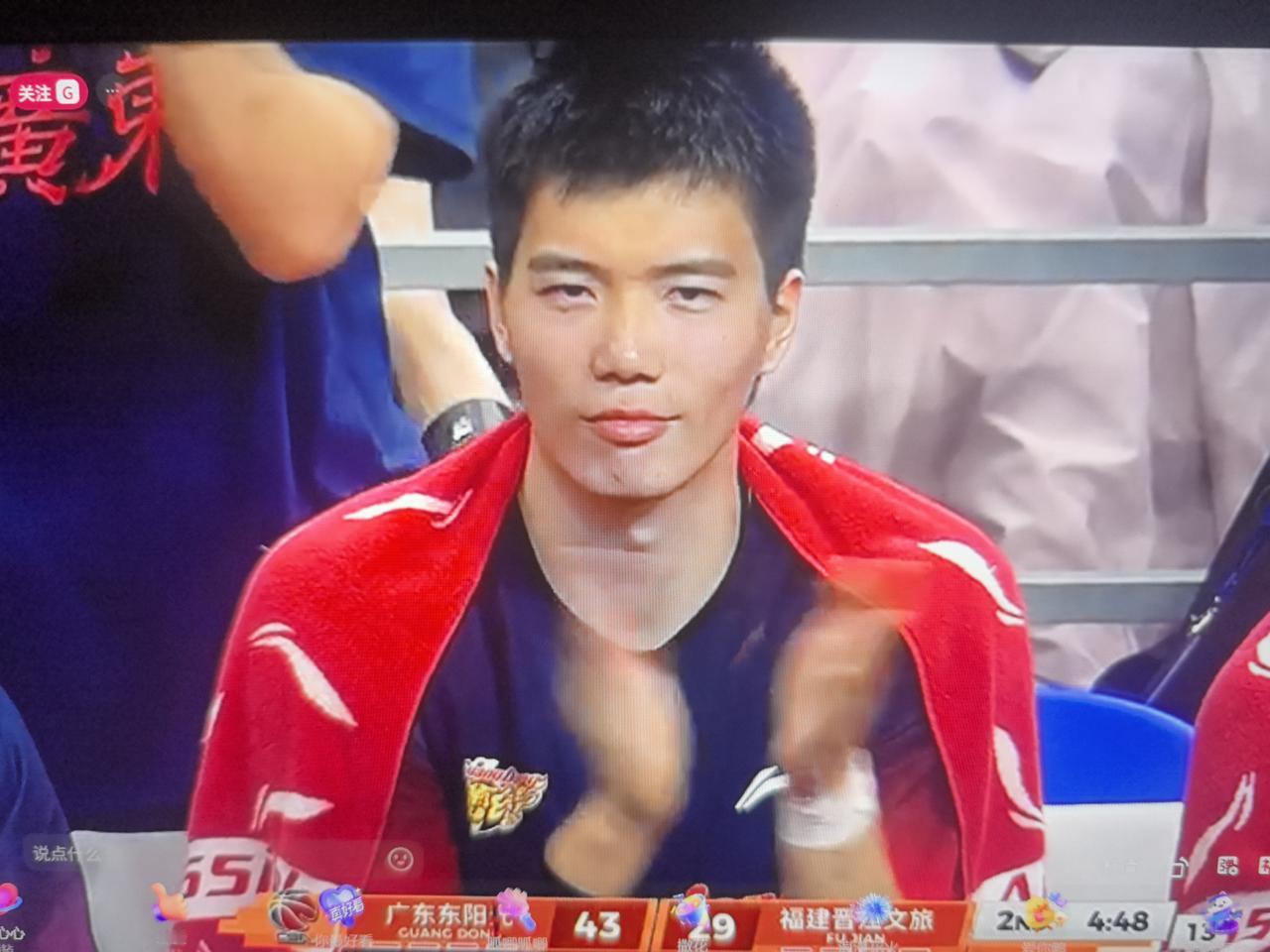 焦泊乔心情大好啊！
鼓掌动作积极
掌声带劲
明显心情大好！
…………
看来这两个