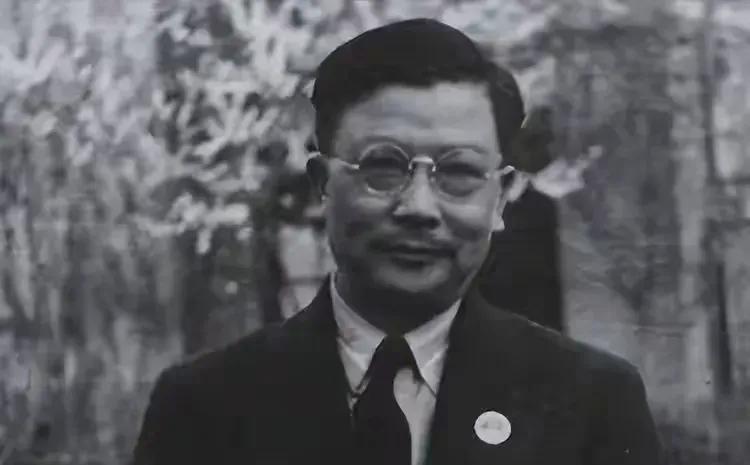 1950年北京情报部收到电报，说潜伏在国民党那边的吴石将军被抓了。李克农马上派人