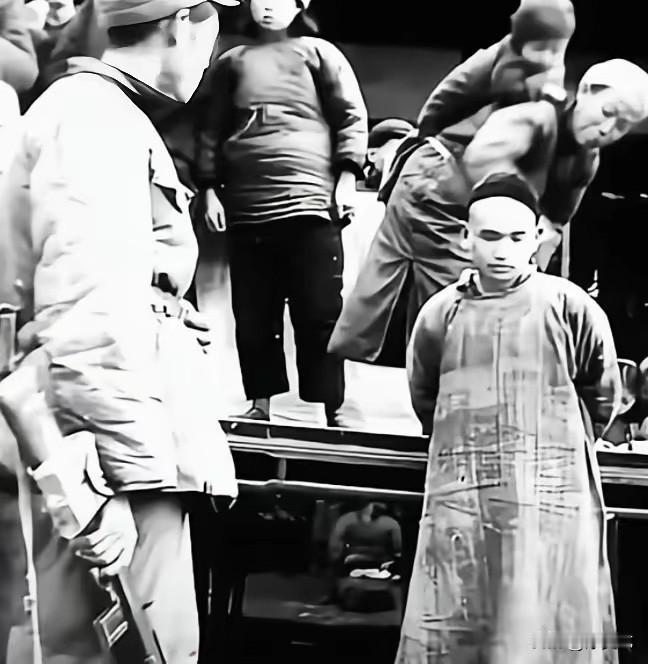 1953年，民兵连长南京出差，路遇街巷，听到商贩夫妻吵架，男人骂人的声音，一下吸