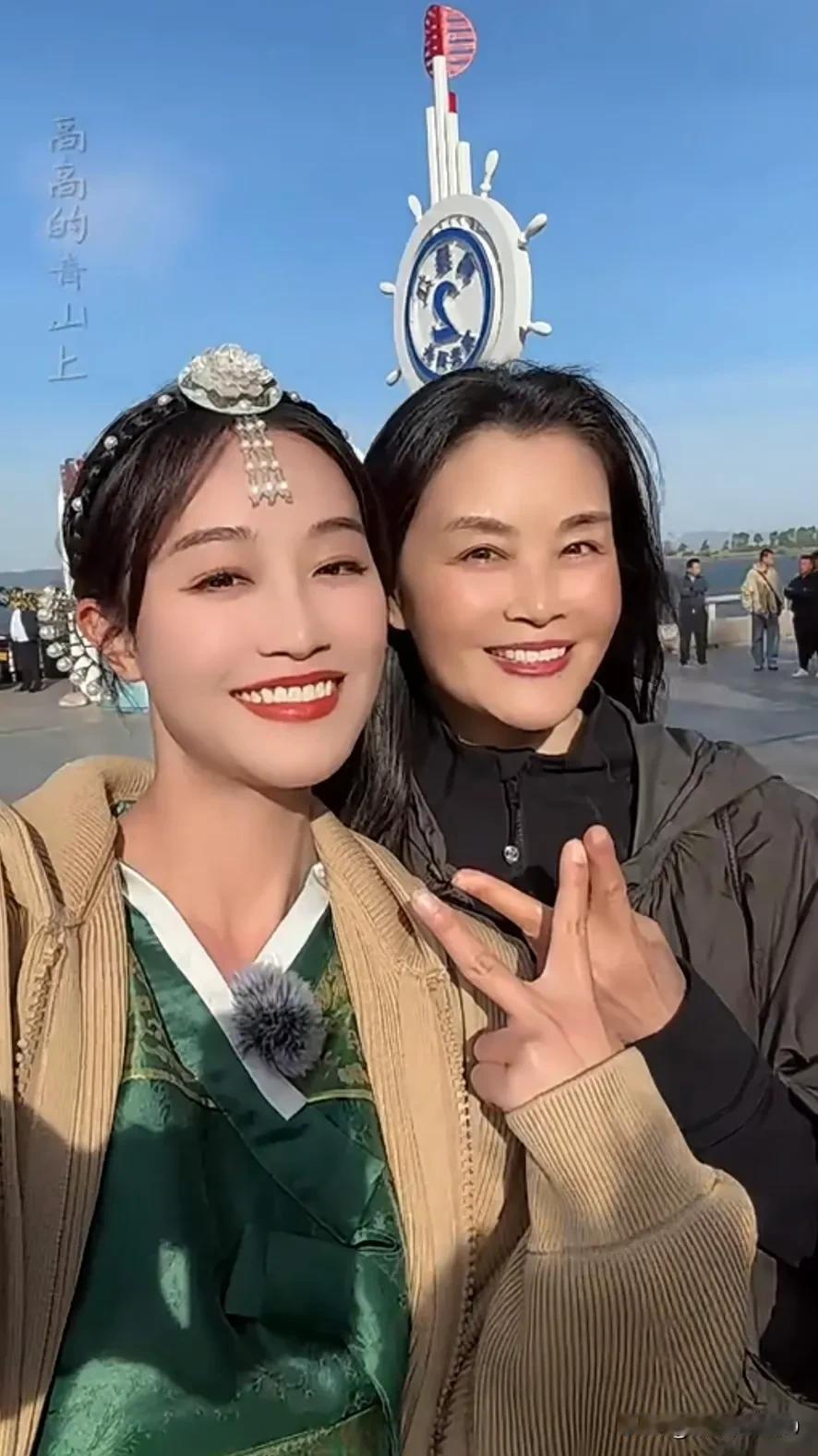 蓝盈莹和妈妈，真的就像姐妹花，很多人说，妈妈保养的太好了，身材好气质佳，哪像近6