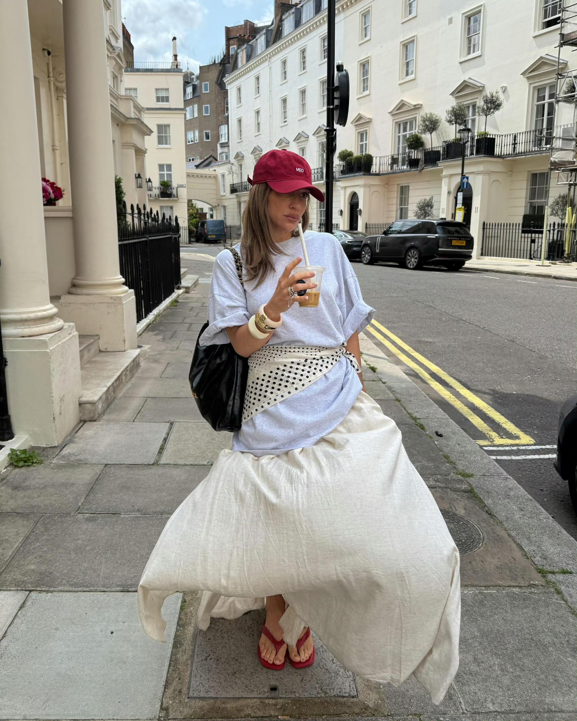谁懂高温天穿搭舒服有多难三伏天出门走两步一身汗，衣服贴身上黏糊糊的 ——但你有没
