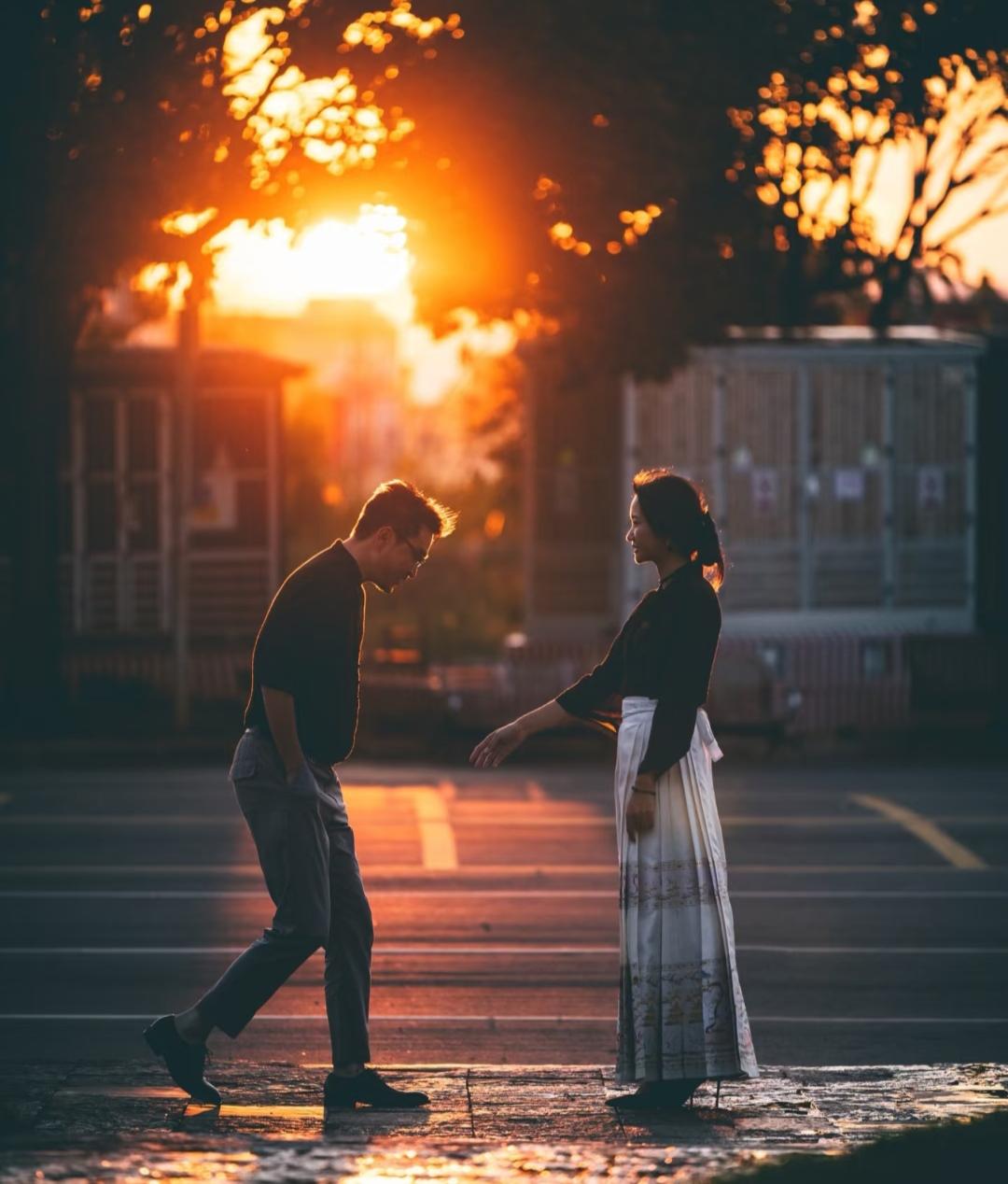 夫妻是不是恩爱?都藏在这几个细节里
1.愿意为对方“服软”
服软一点都不丢人，是