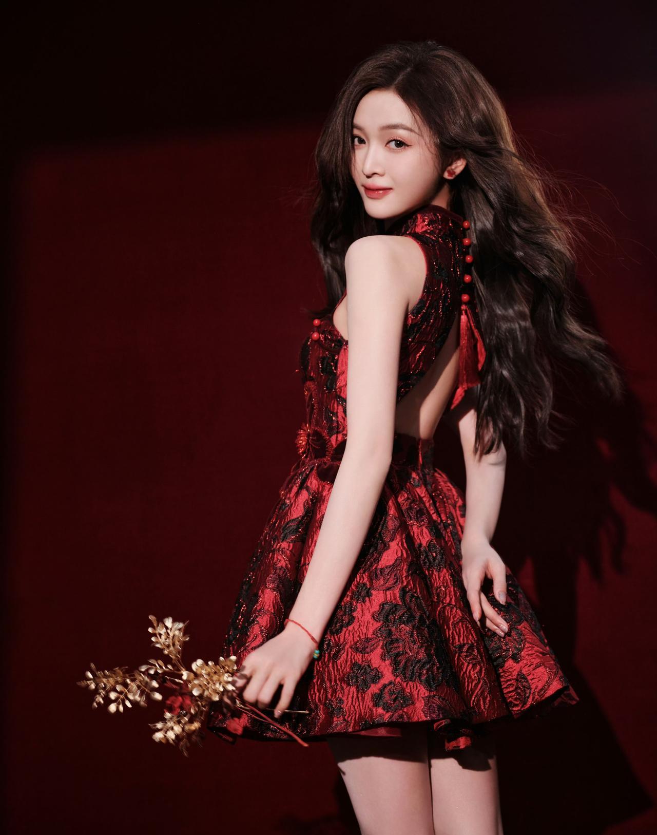 钩子：一套旗袍，一周让全国订单暴涨35%，搜索量翻近两倍。
这不是明星效应，是传