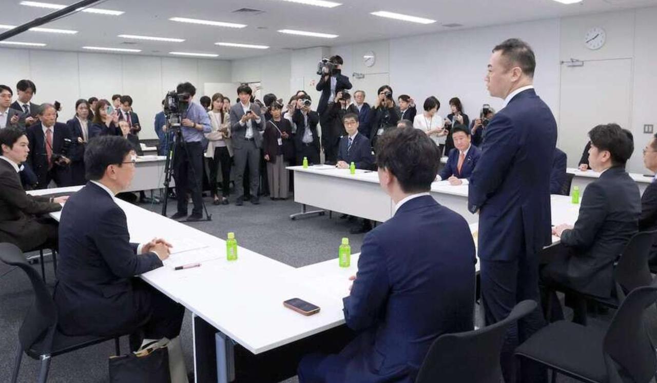 【虽然自民党在众议院削减31个议席协商上急于拉拢国民民主党，但国民民主党径直提出