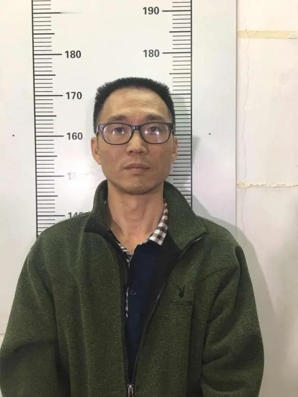 1995年，广东一高干子弟杀死银行运钞员，劫走现金1500万后逃离了现场。此后他