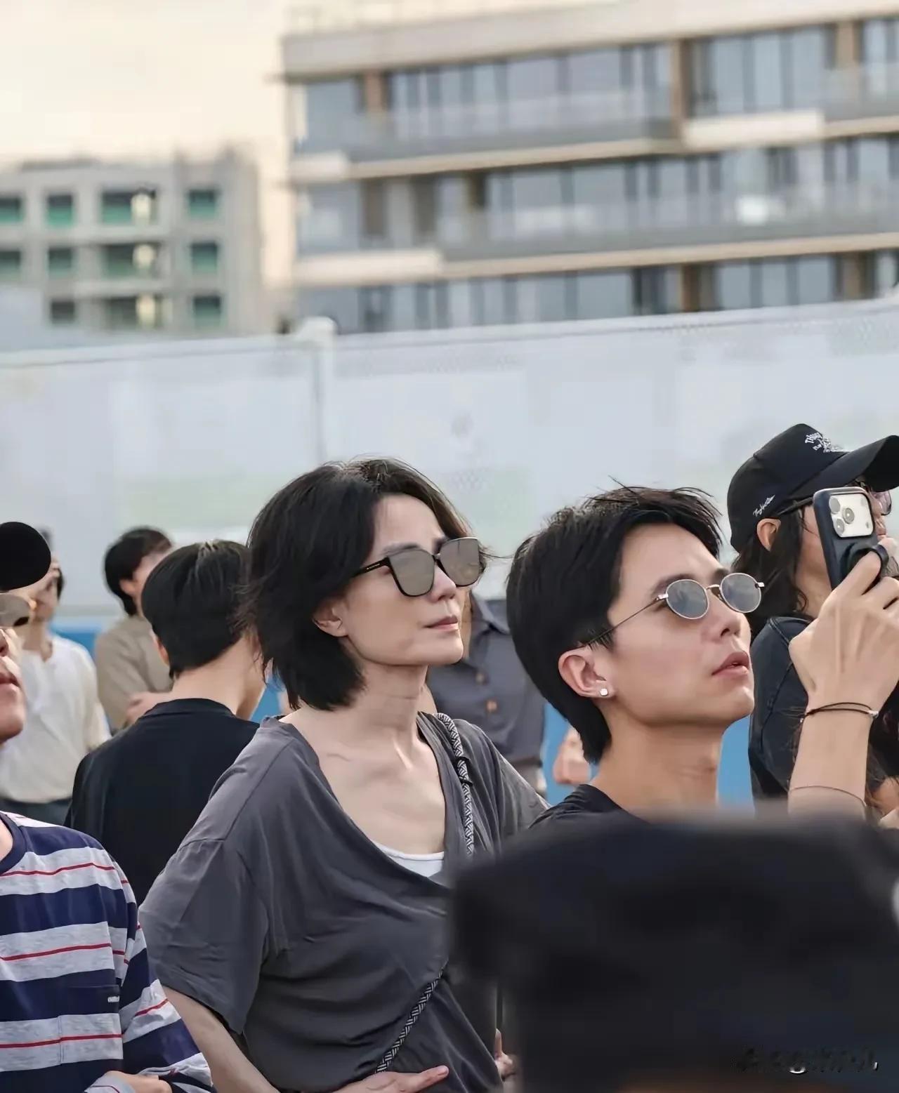 从现场反馈的画面看
王菲的这位摄影师
跟王菲关系非同一般，在女艺人堆里头待长了，