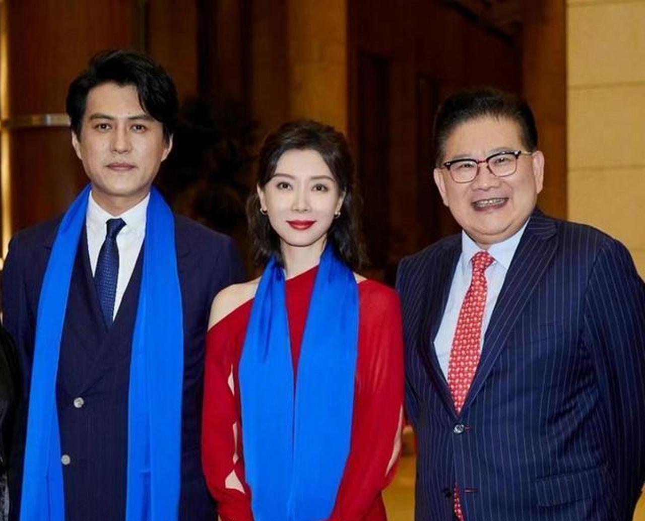 这张靓照，我认出了丰神俊逸、魅力爆棚的著名演员靳东与西装笔挺、喜容绽放的资深主持