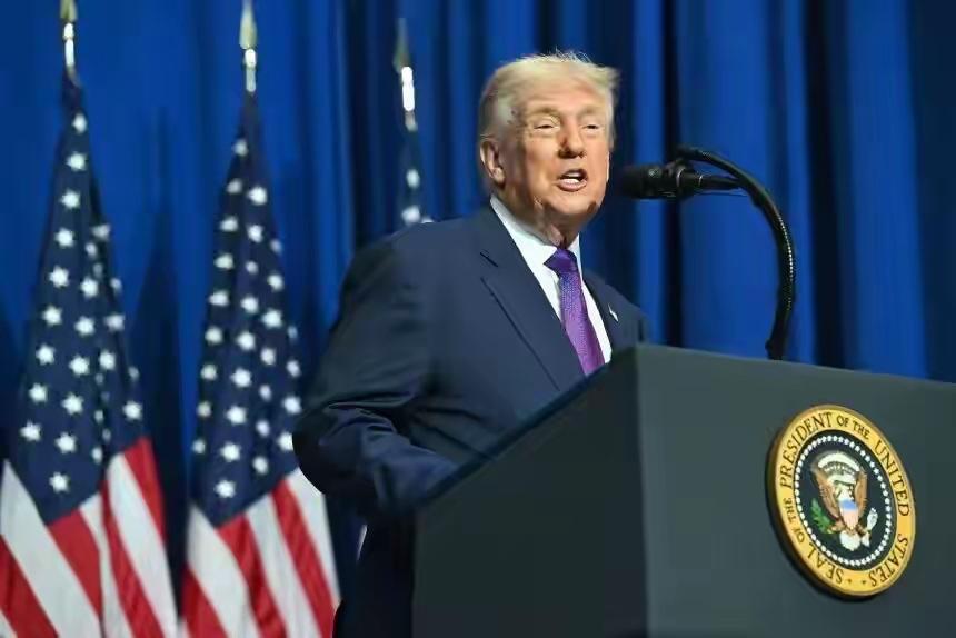 日本再炸也没用，它怎么又逃不过美爸的手掌心！

2月19日，特朗普在主持和平委员