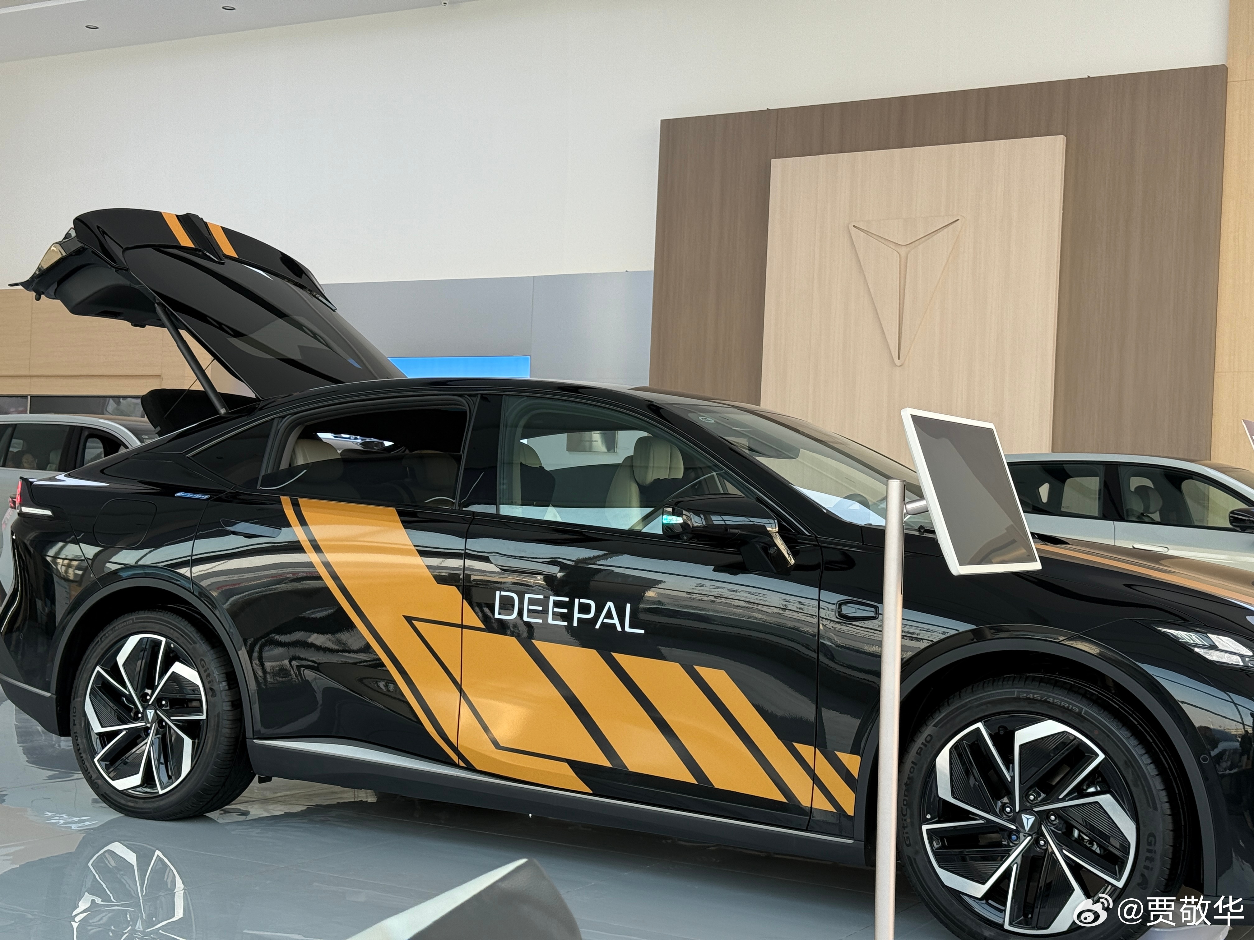 很多人都说钱难赚，可是很多人都想换车。出差刚回来，带老家大哥看车，锁定了深蓝