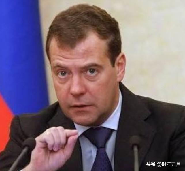 俄罗斯前总统梅德韦杰夫：

“海湾阿拉伯国家允许美国在其领土上设立军事基地，是期