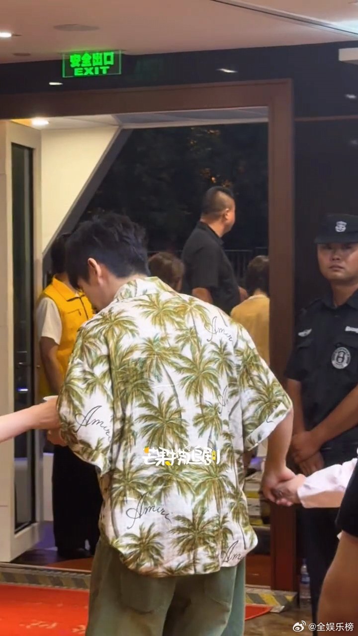 邓为吴君如牵手过安检邓为牵吴君如手 邓为牵吴君如手！！！我真的羡慕了