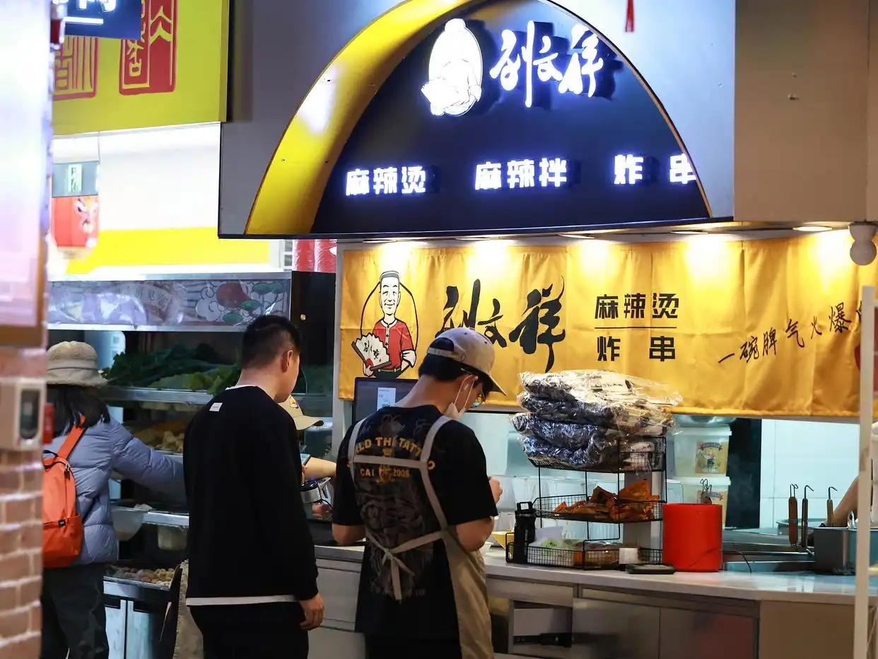 后厨安全问题被曝，品牌发致歉信算是常规操作。

全国自查、装实时监控这些举措方向