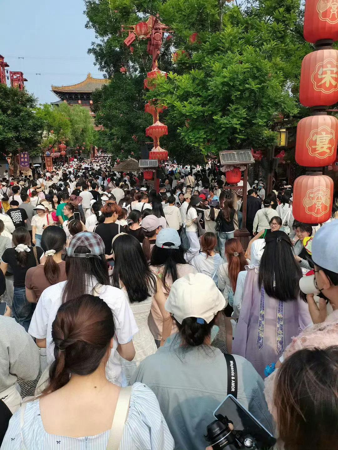 围观杨洋 清明上河图复原 一船一景一公子，一城一梦一千年。杨洋汴河巡游，人潮随船