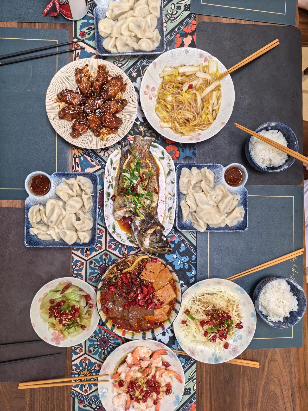 我们的年夜饭就这么简单。去年在酒店花的钱多，剩的菜多，太浪费了。