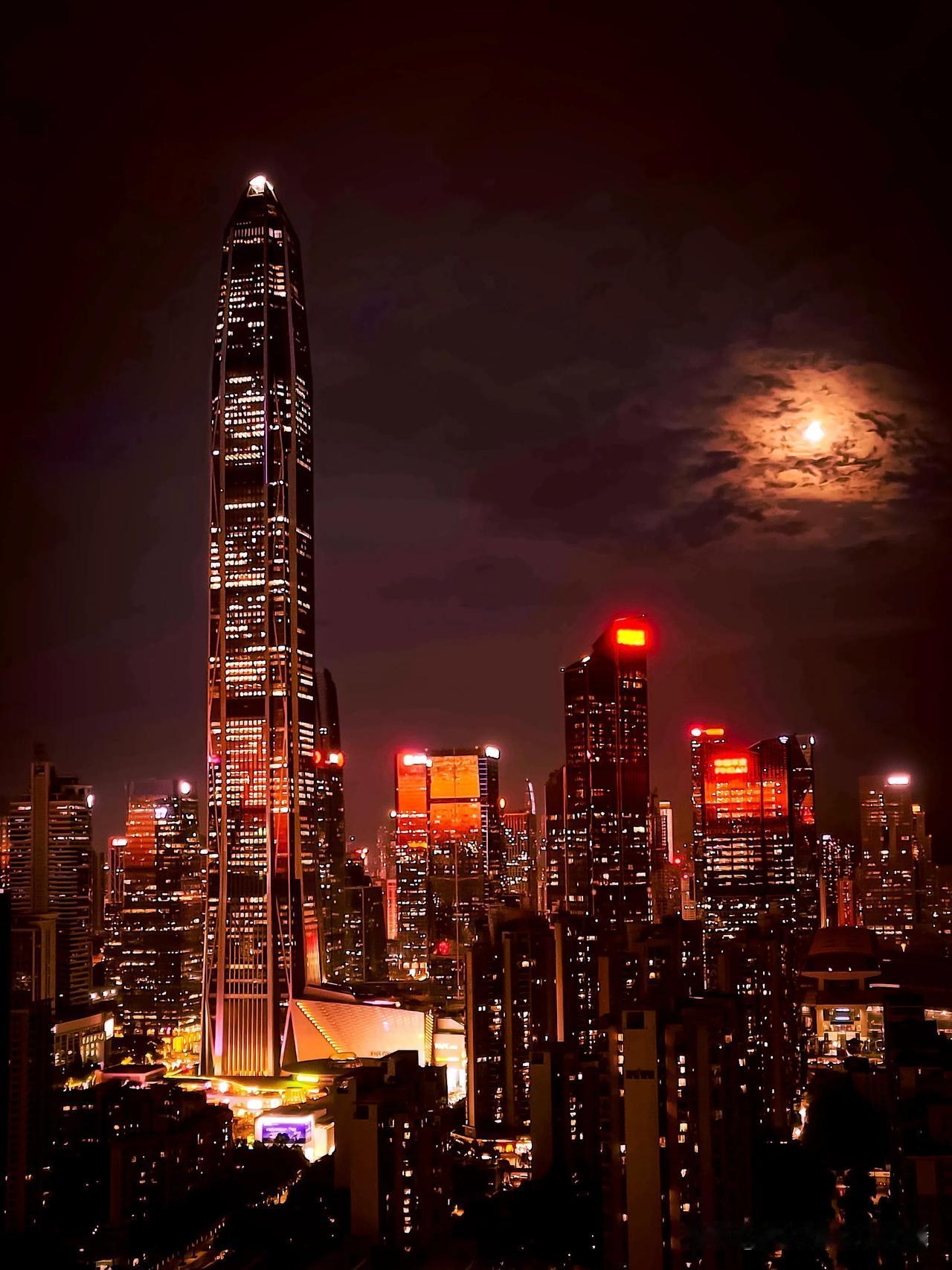 深圳地王大厦月夜魅力，站在高层的一角，被眼前的景象深深震撼。夜幕如墨，城市的灯火
