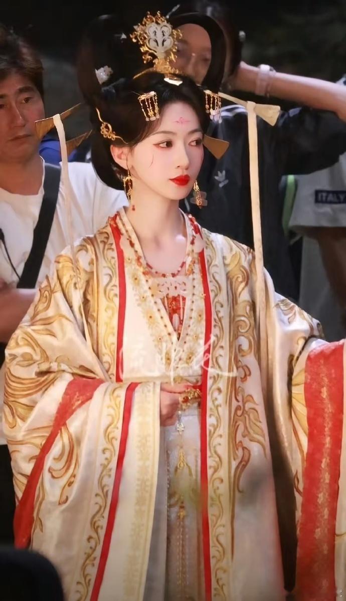 吴谨言拿捏住了这浮夸厚重的造型，气场在线。 