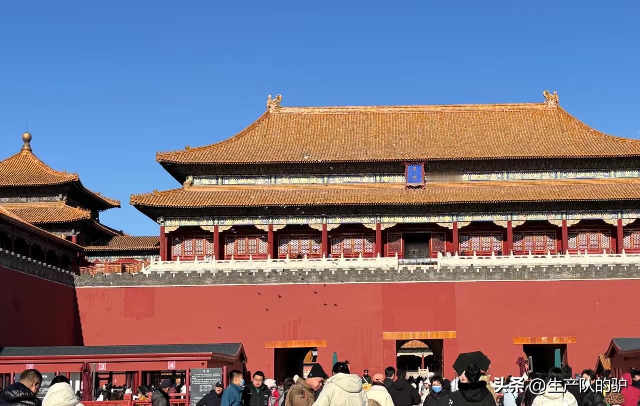 带老人游北京的体验感简直跌到了谷底！

最后一天我们安排了红色主题路线，谁能想到