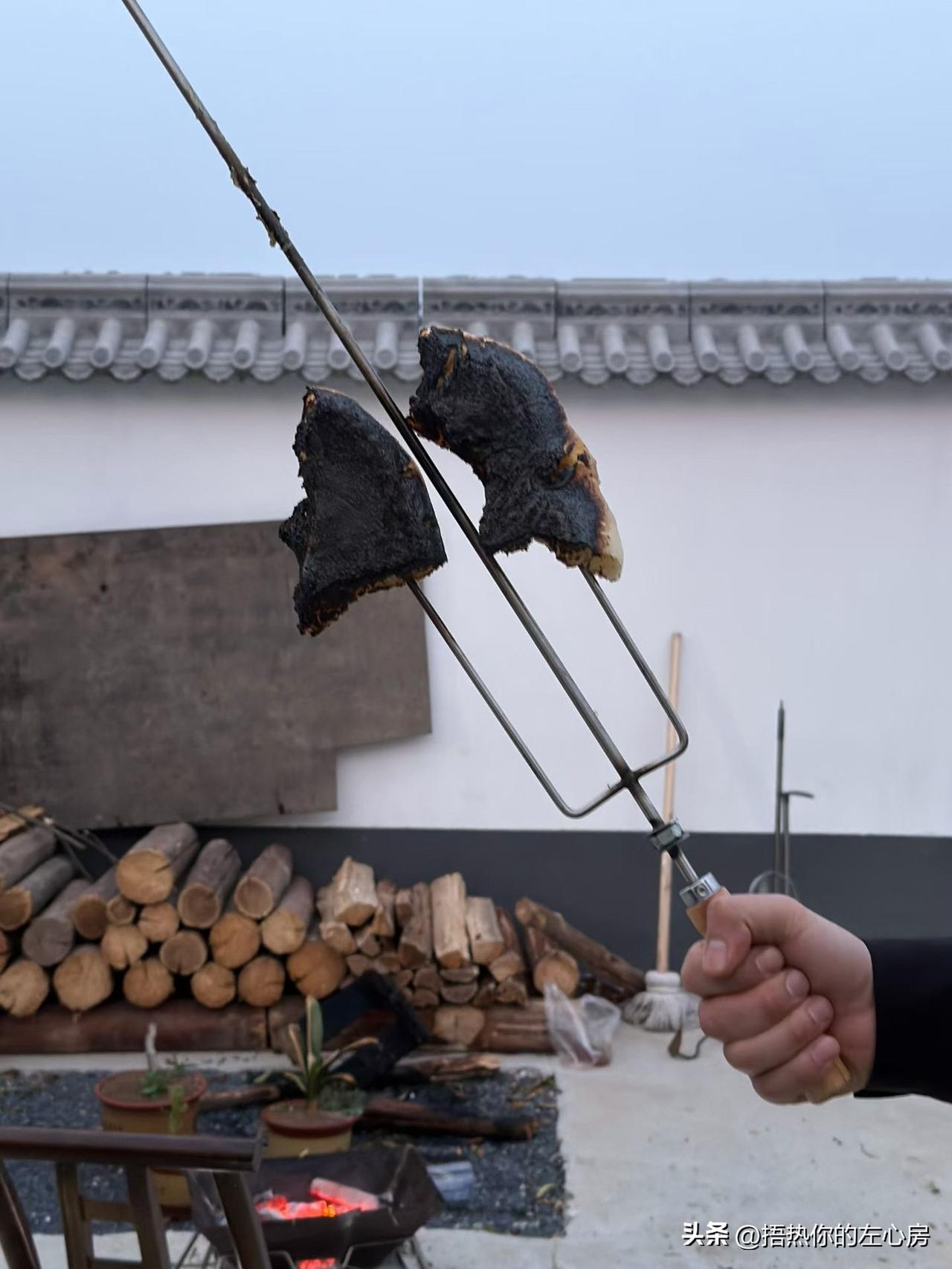 山东冬天的快乐，是院子里的柴火给的🔥
周末回村，最幸福的事就是围在火堆旁，用长