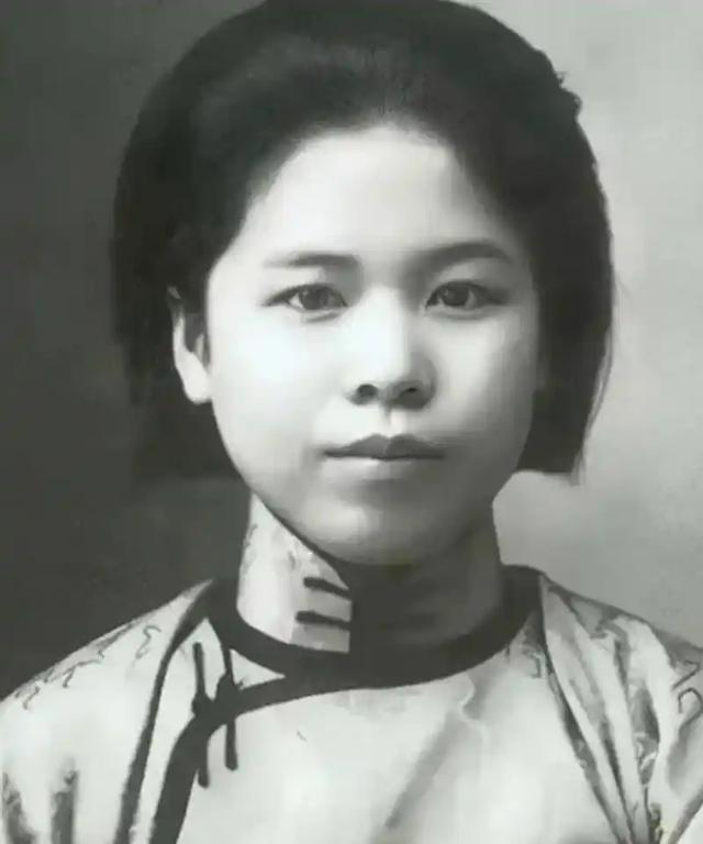 1947年，几个特务，扯下了杨虎城夫人谢葆真的裤子。就在牢房里。当着所有人的面。