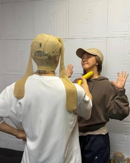 周星驰与周杰伦、阿信、孙燕姿合影引猜测近日，周星驰执导的《功夫女足》定档7月11