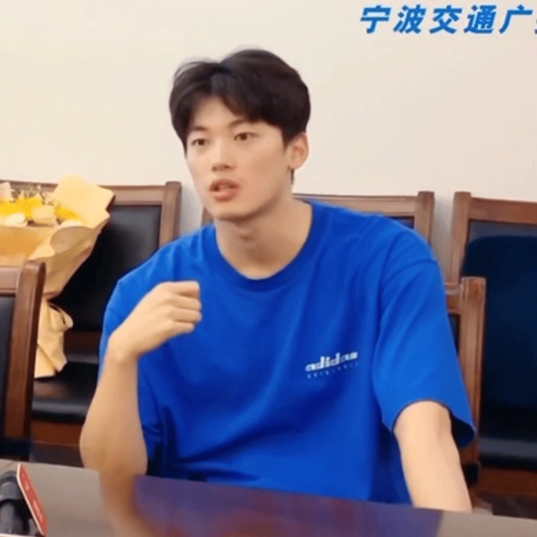 其实是很适合蓝色的男孩汪顺