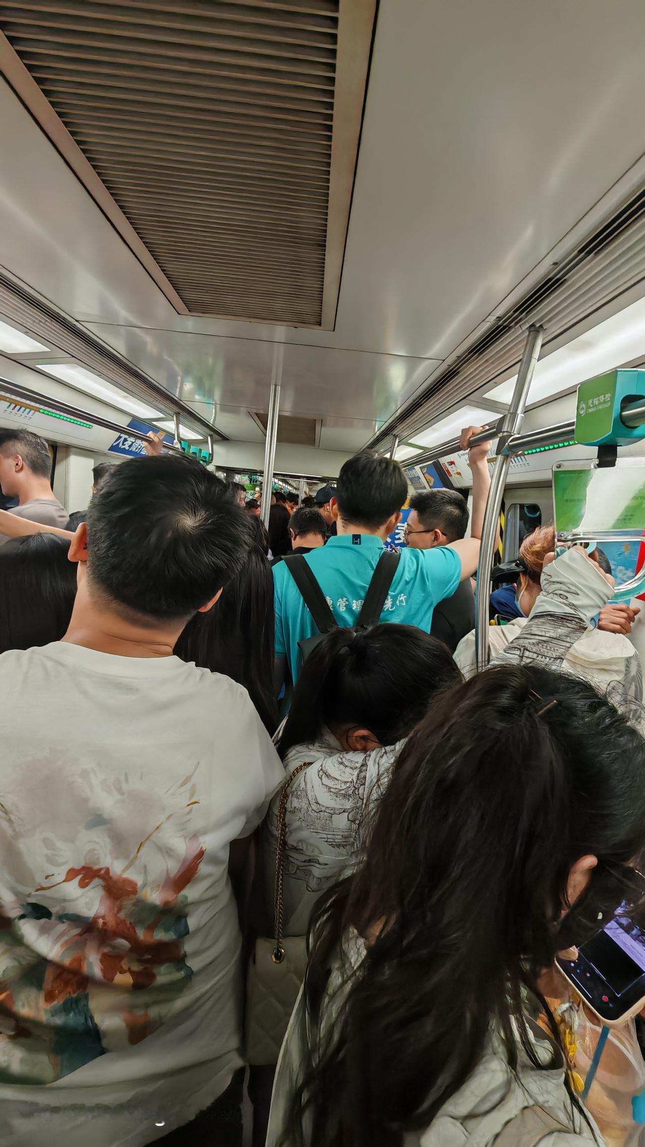 周六晚7:30，北京地铁6号线。

原以为周末会松快些，结果依旧是人潮汹涌。车厢